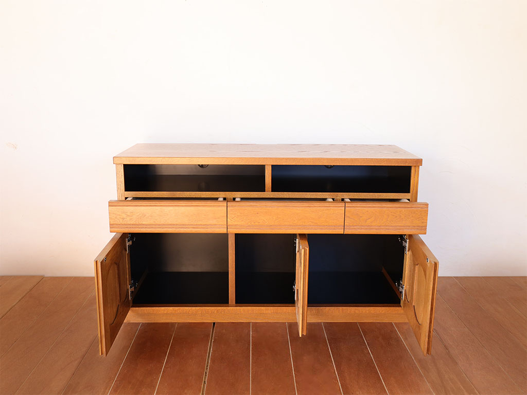 テレビボード内部