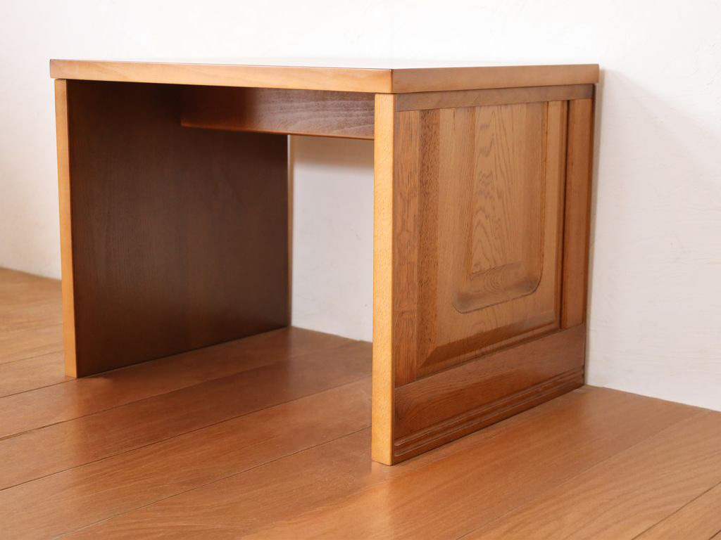 タンス扉をテーブルのパネル脚に活かした