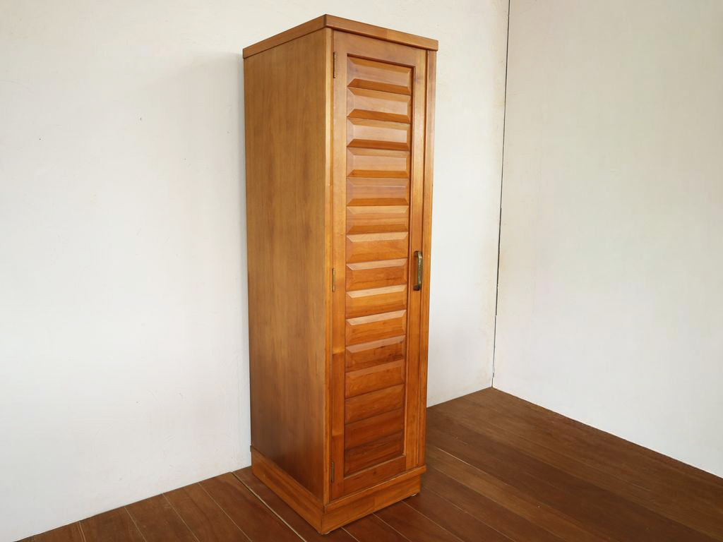 3枚扉の洋服タンスを、扉1枚分に小さくリサイズ