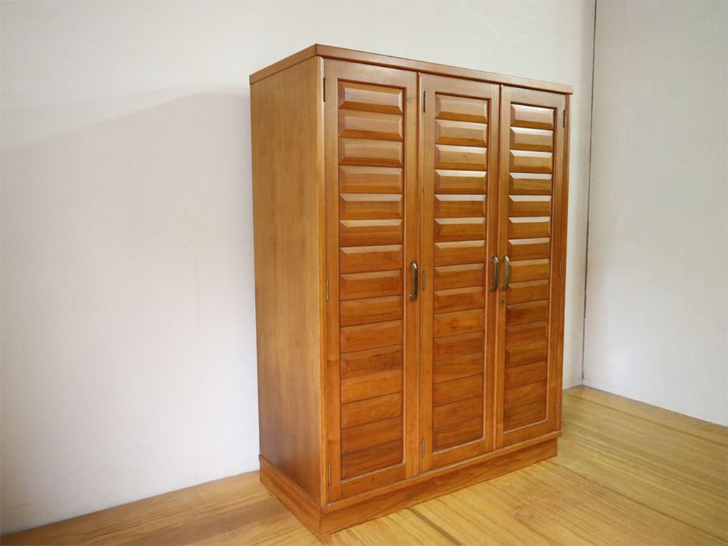 3枚扉の洋服タンス