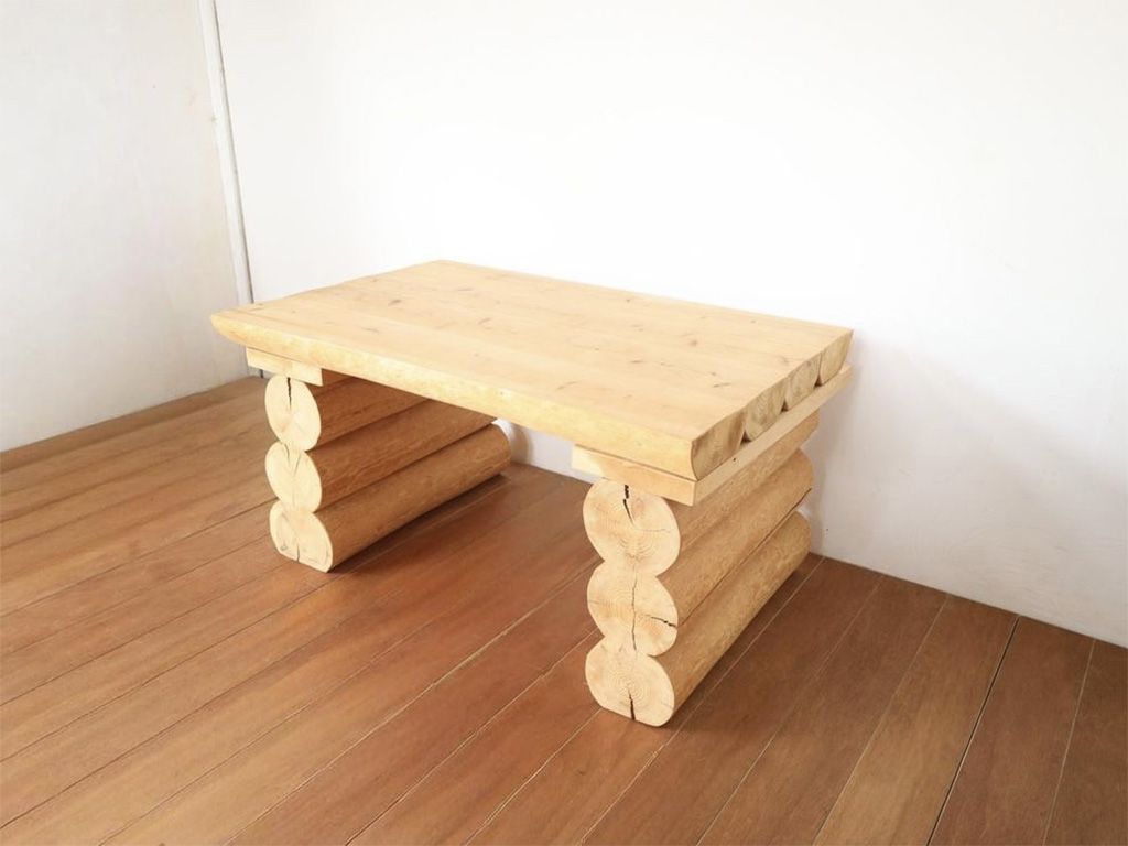 丸太で作ったテーブル