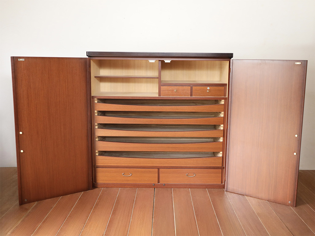 和タンス上部の内部