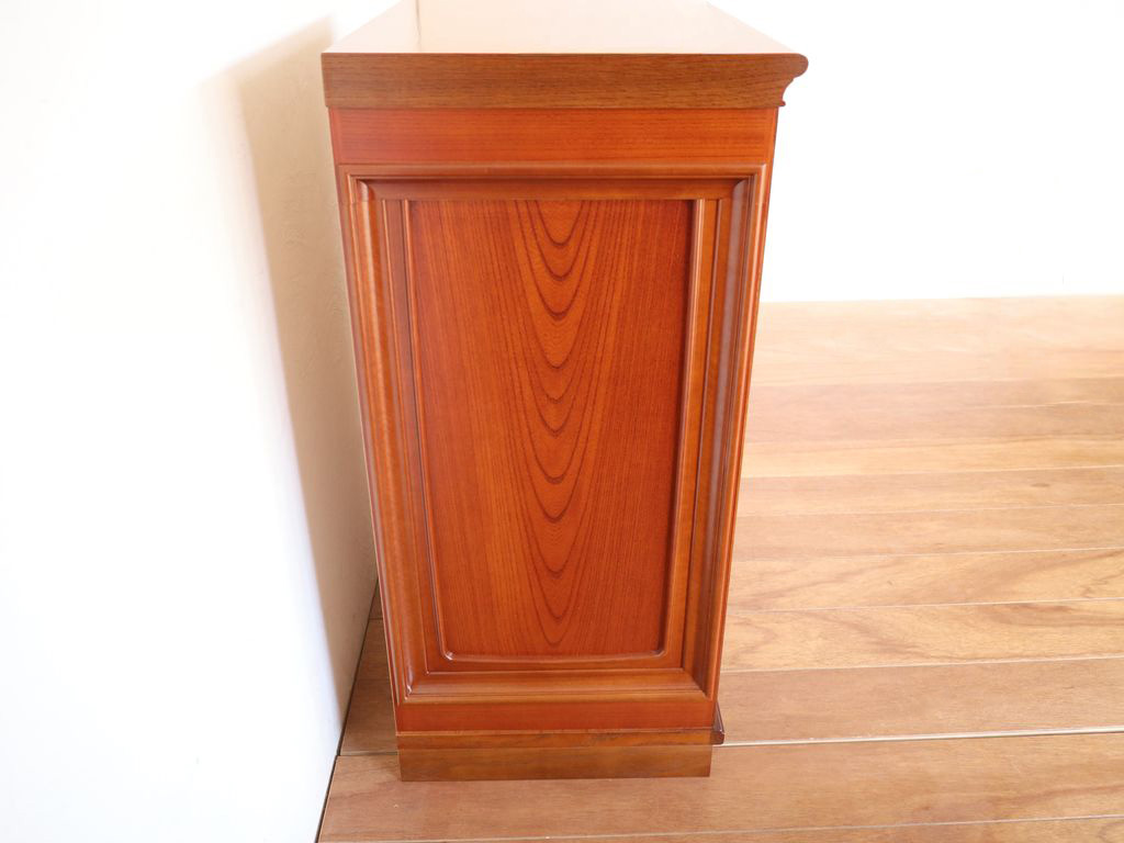 チェストの側板に和タンスの扉を活かした