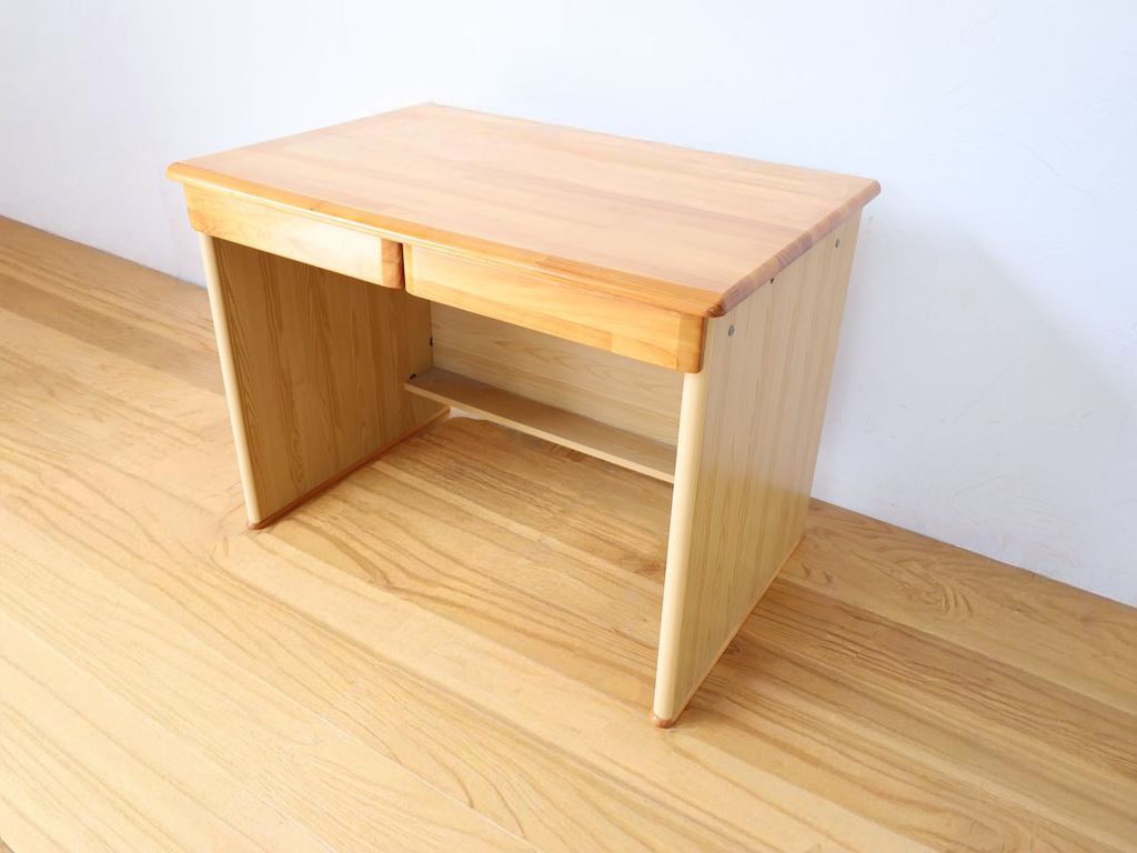 パネル脚タイプの学習机