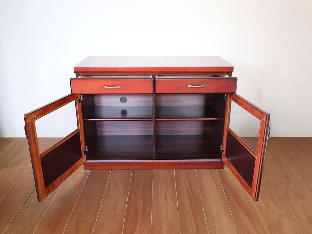 テレビ台の内部