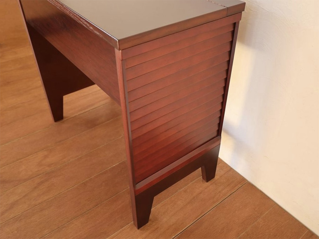 食器棚の扉を取り入れたパネル脚