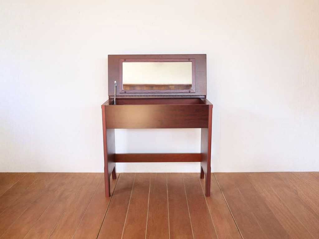 食器棚から作ったドレッサーデスク