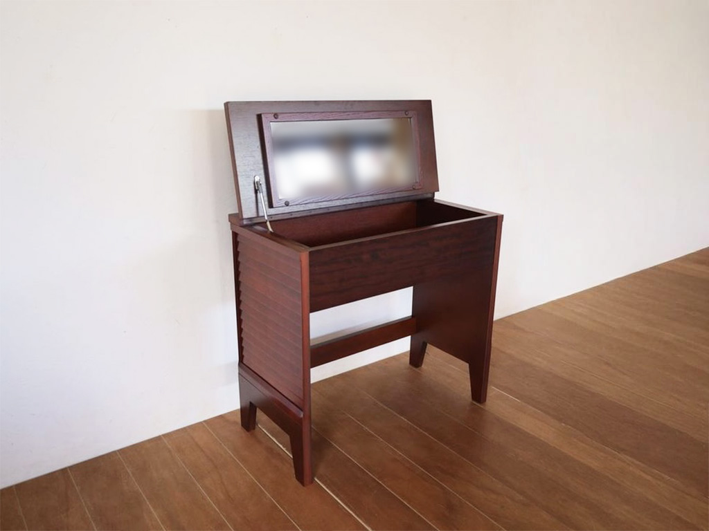 天板を上げると鏡と収納が現れるドレッサー