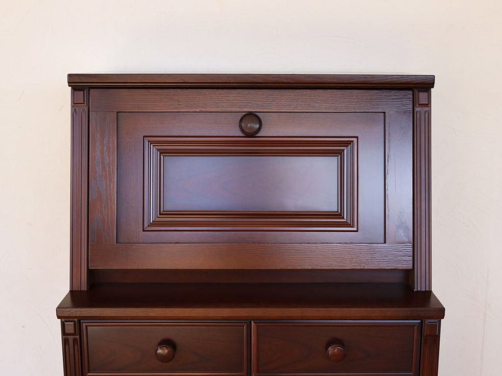 ライティングビューローの天板となる扉