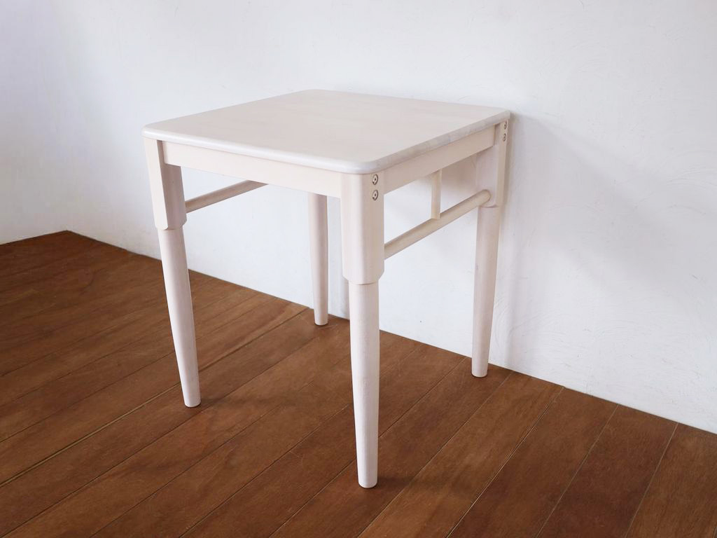 置き場所に困らないコンパクトなデスク