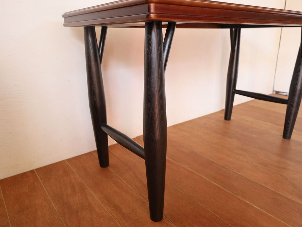 脚がおしゃれなPCデスク