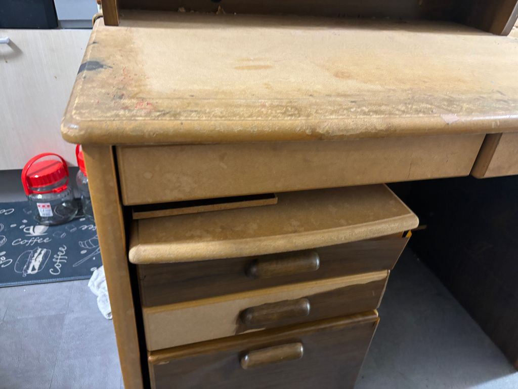 塗装剥がれや汚れが目立つ学習机