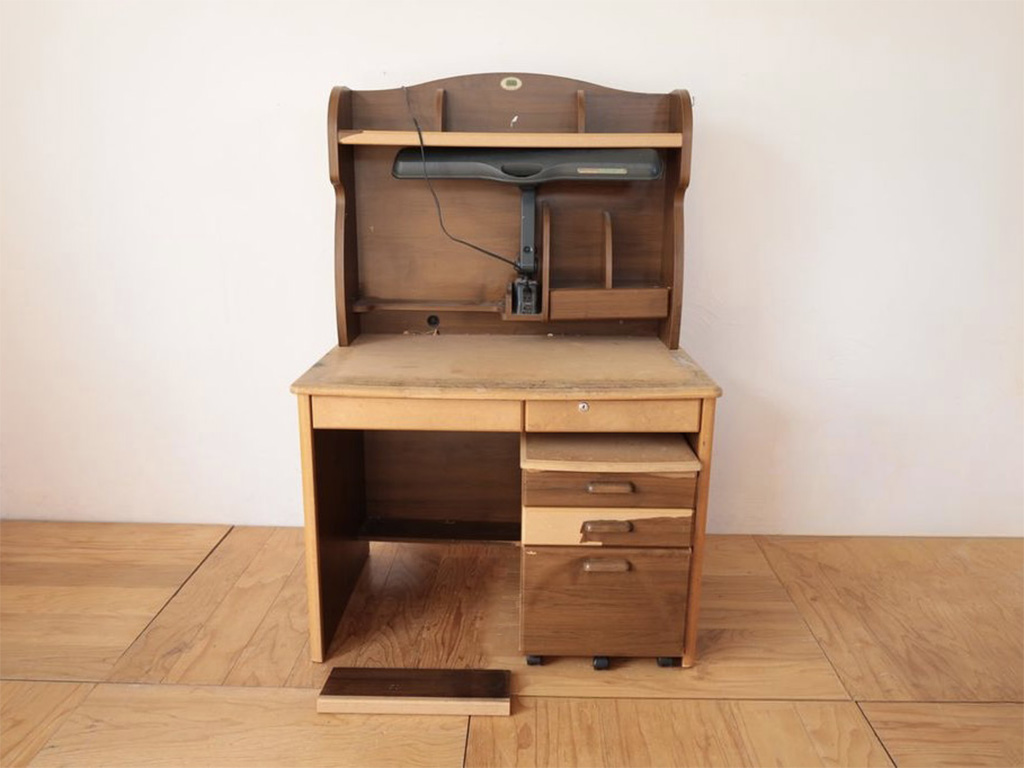 学習机をきれいにして、大人が使えるデスクにリメイクする