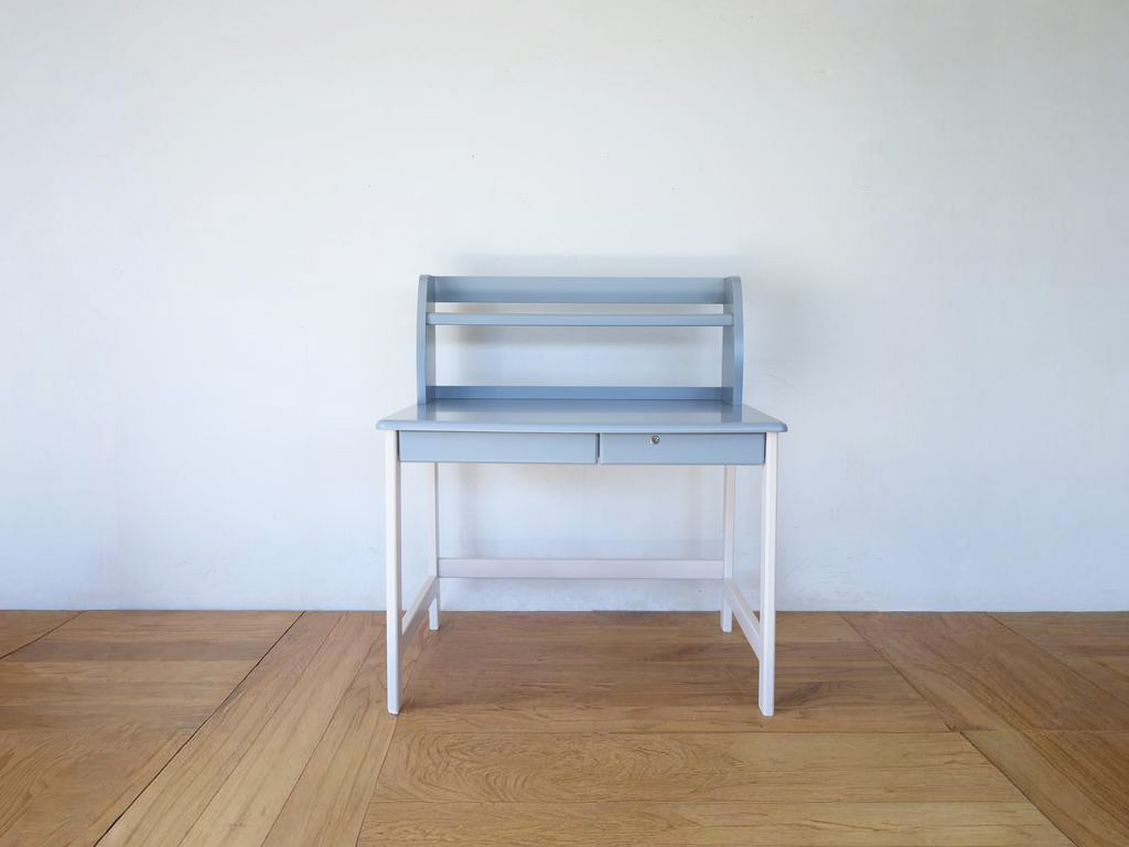 大人かわいいデザインのデスク