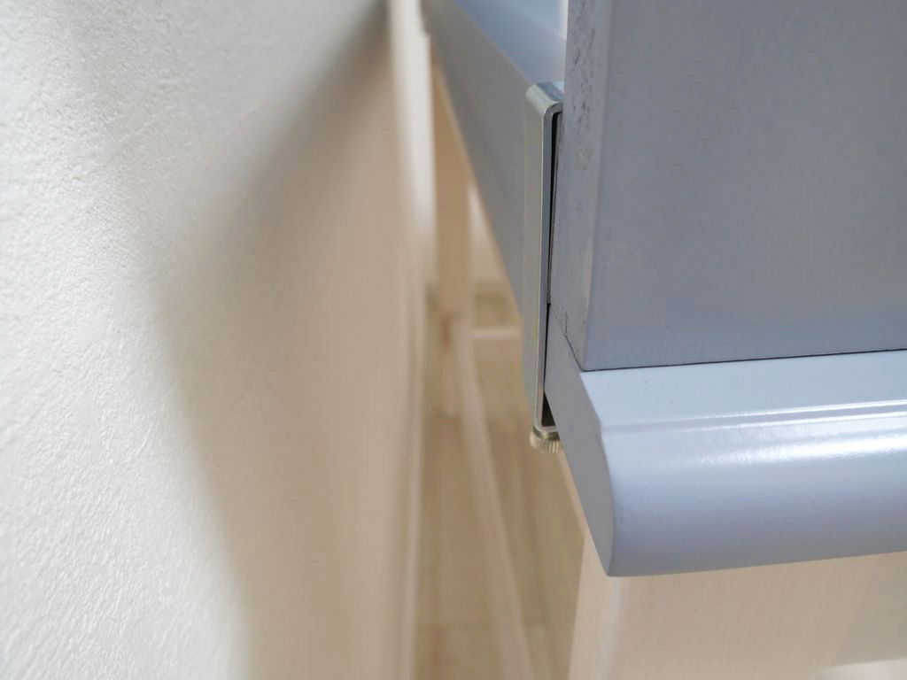 上置き棚は金具で固定