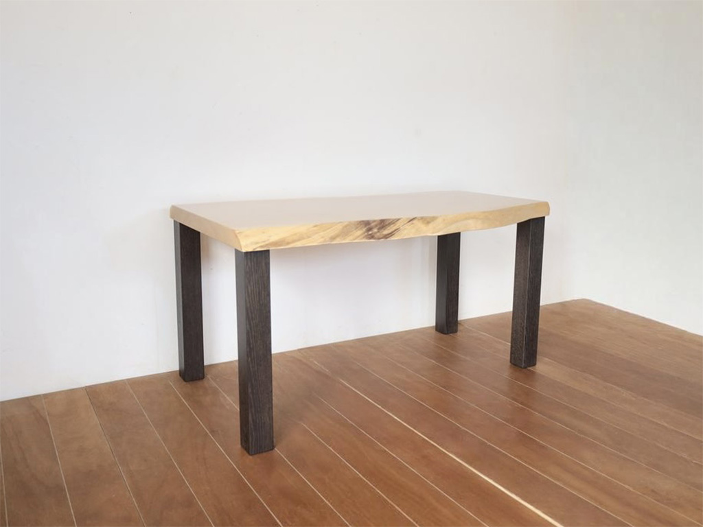 和モダンな雰囲気のダイニングテーブル