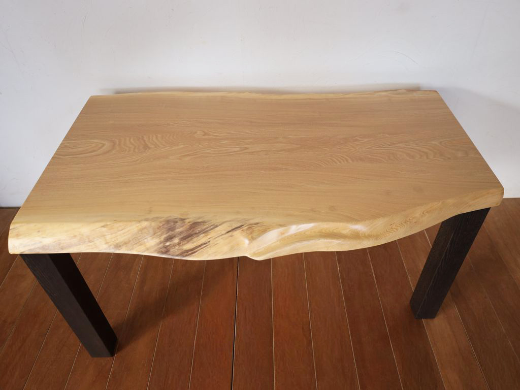 天板は半艶のクリア塗装に仕上げた