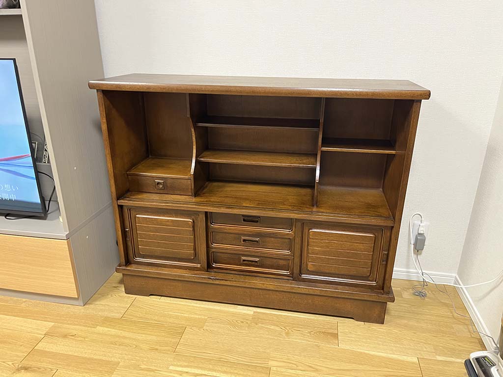 明るい色味の食器棚を、濃色へ再塗装