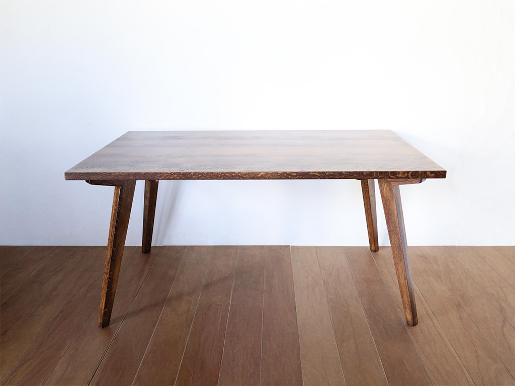 明るい色味から、ウォールナット色に変更したダイニングテーブル