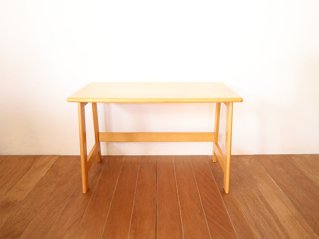奥行きを小さくして、脚を変更した机
