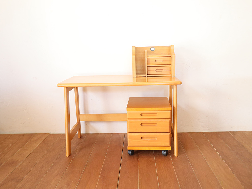 リメイクしてすっきりとしたデザインになったデスク