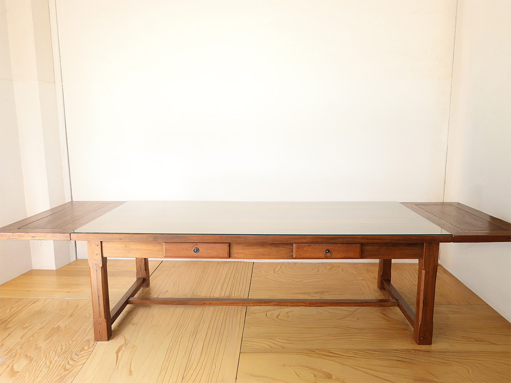 延長天板付きのダイニングテーブル