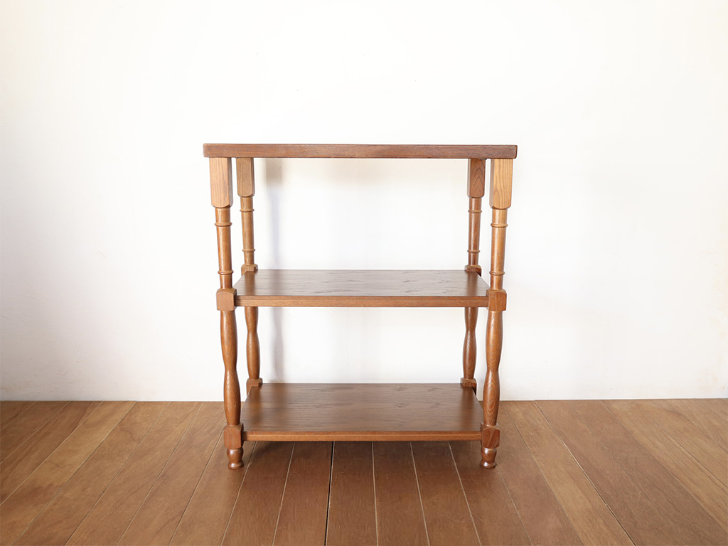 延長天板を活かした収納棚