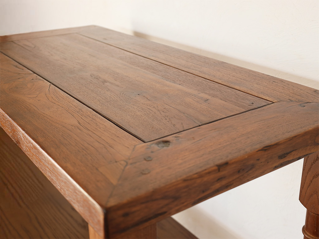 収納棚の最上段に、テーブルの延長天板を活かした