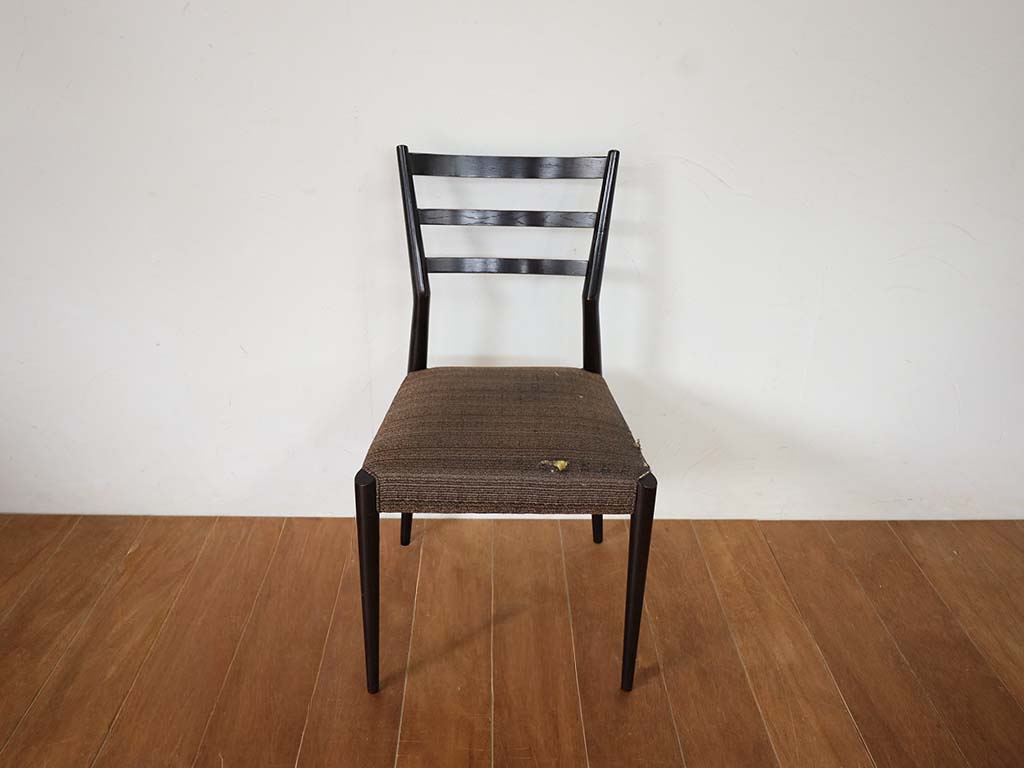 生地が破れてクッションが出ているダイニングチェア