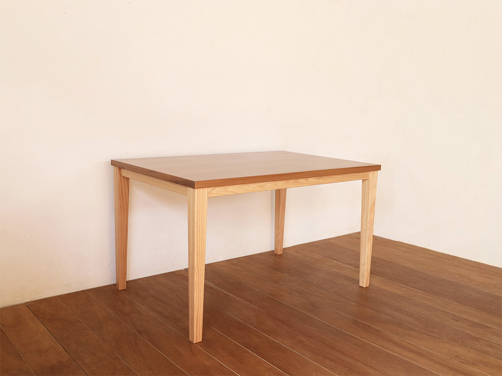 タンスの扉をテーブル天板に活かした