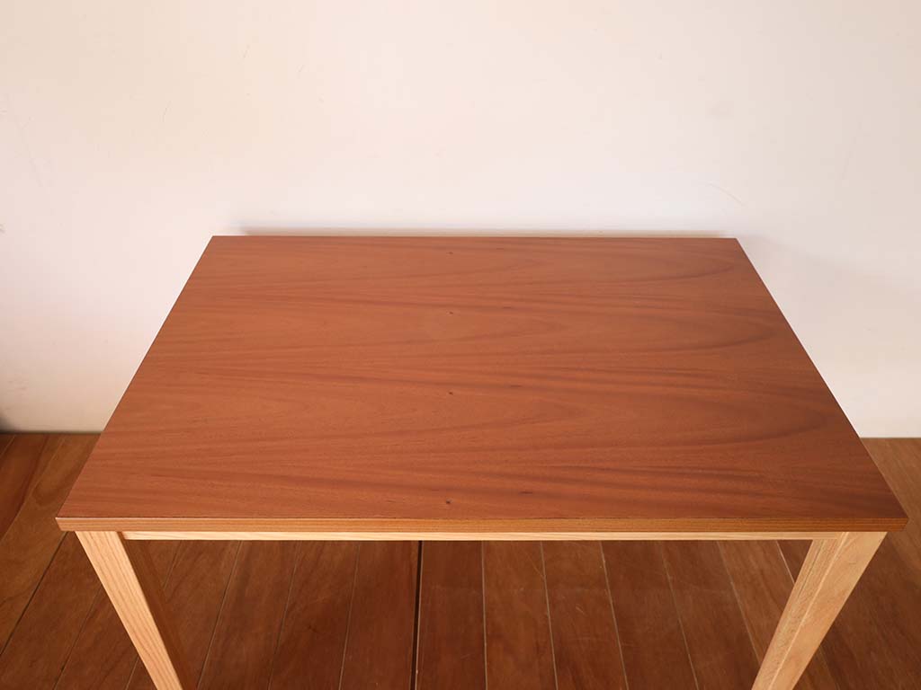 天板の化粧材はマホガニー