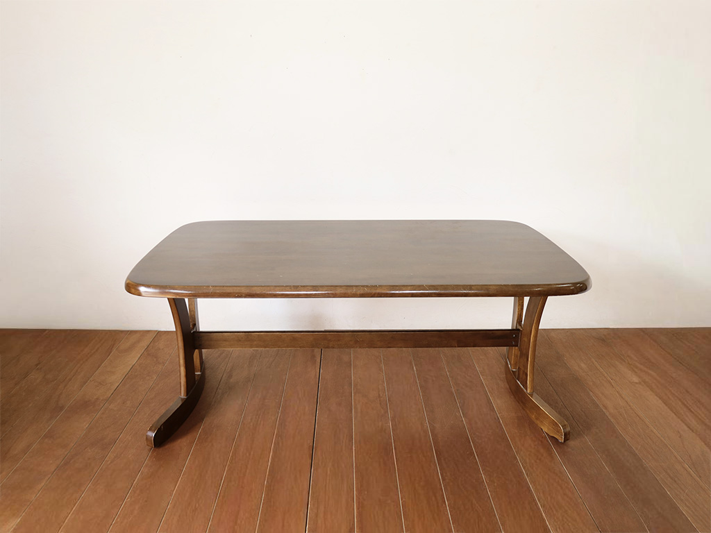 落ち着いた濃い色味のダイニングテーブル