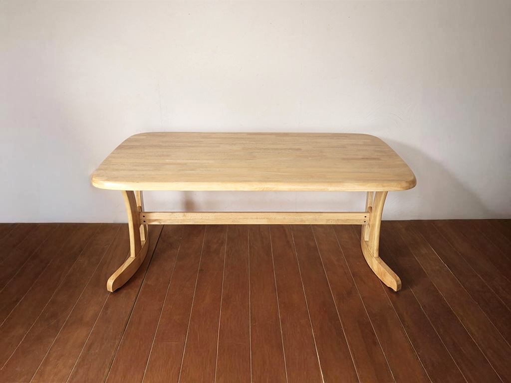 ナチュラル色に再塗装したダイニングテーブル