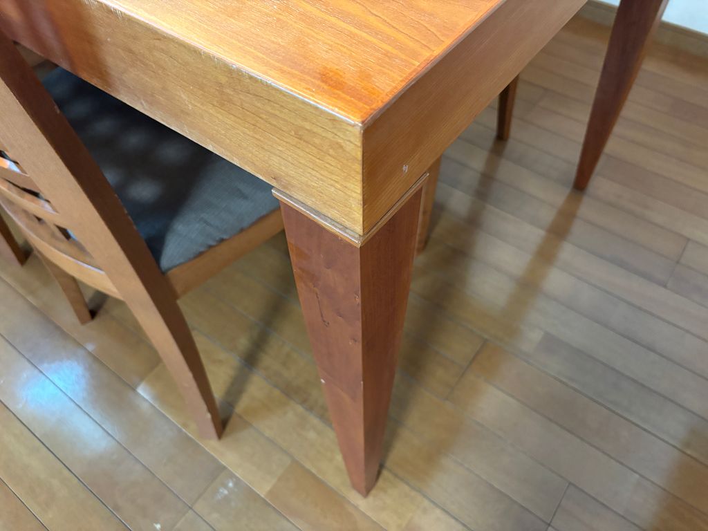 テーブルの角脚