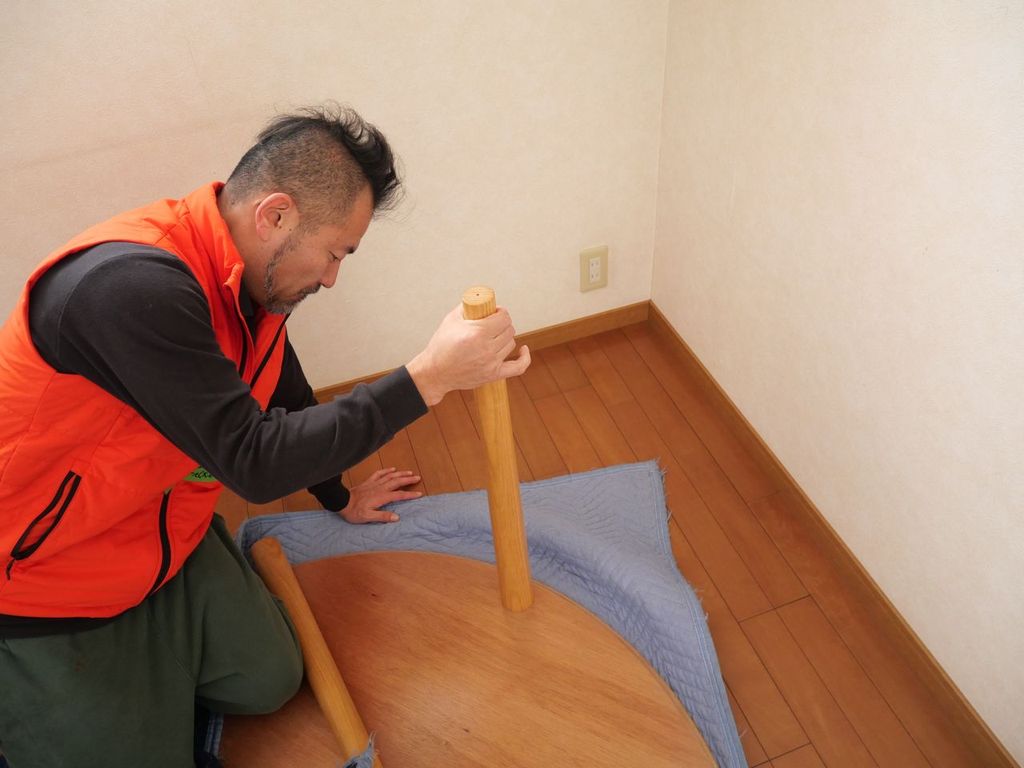 テーブル脚を取り付ける、家具作りたいおっさん