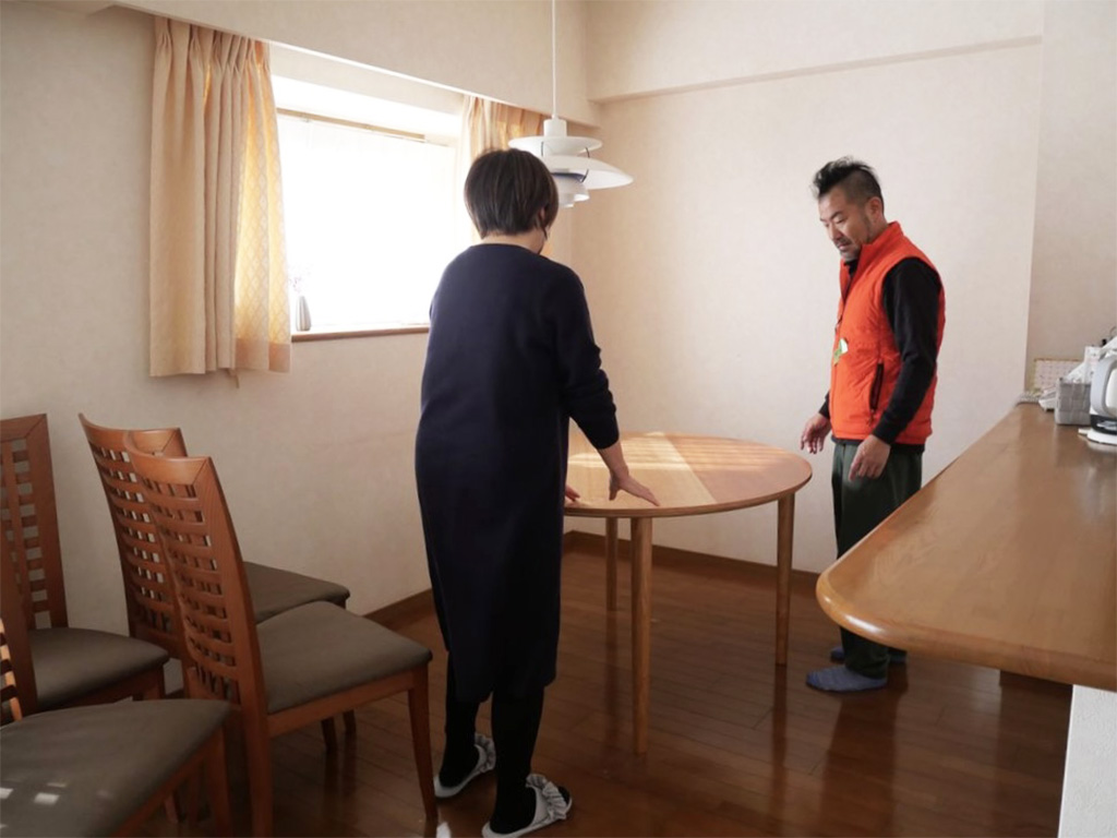 お客様とテーブルの位置を調整中