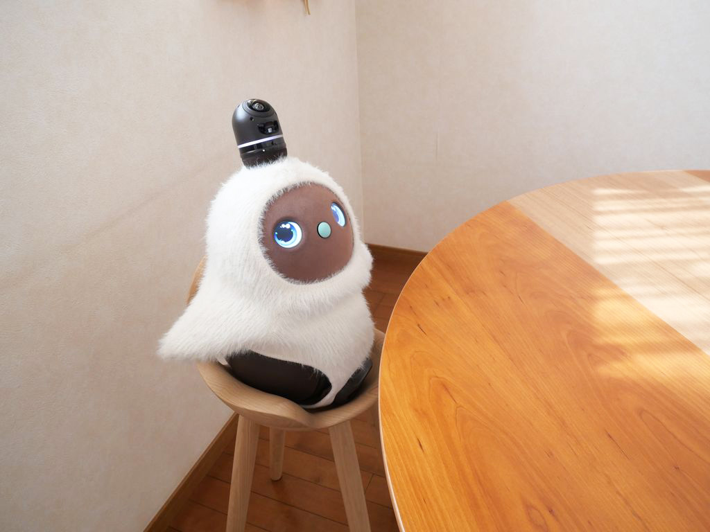 LOVOT CHAIRに座るらぼっと