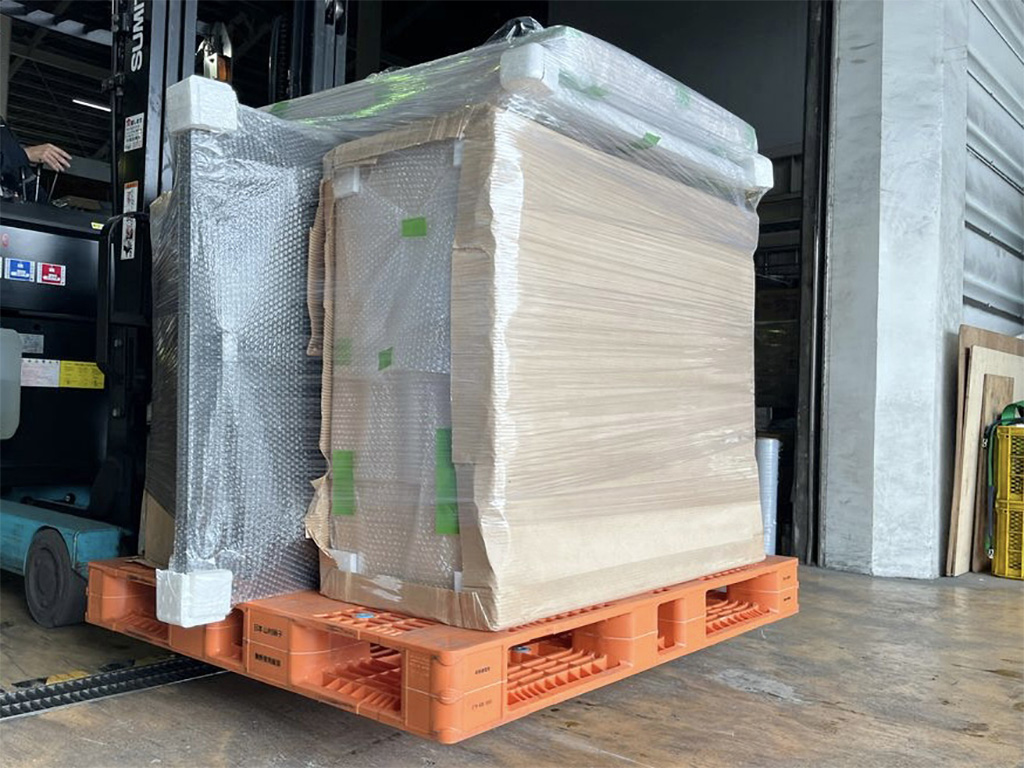 完成した家具を沖縄までお届け