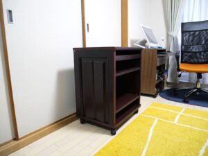 一般的なデスクと同じ高さの、デスクにもなるPCワゴン