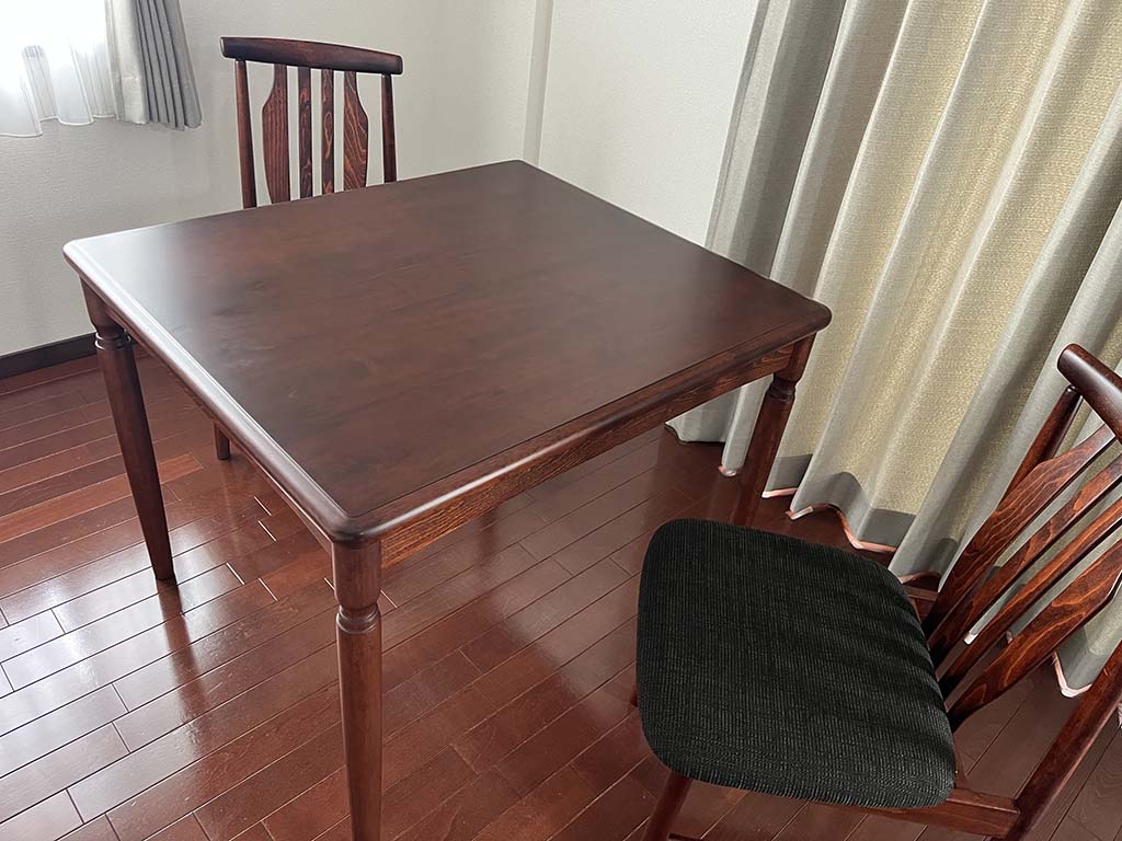 リメイクしたダイニングテーブルとダイニングチェアを、ご新居のマンションへお届け。