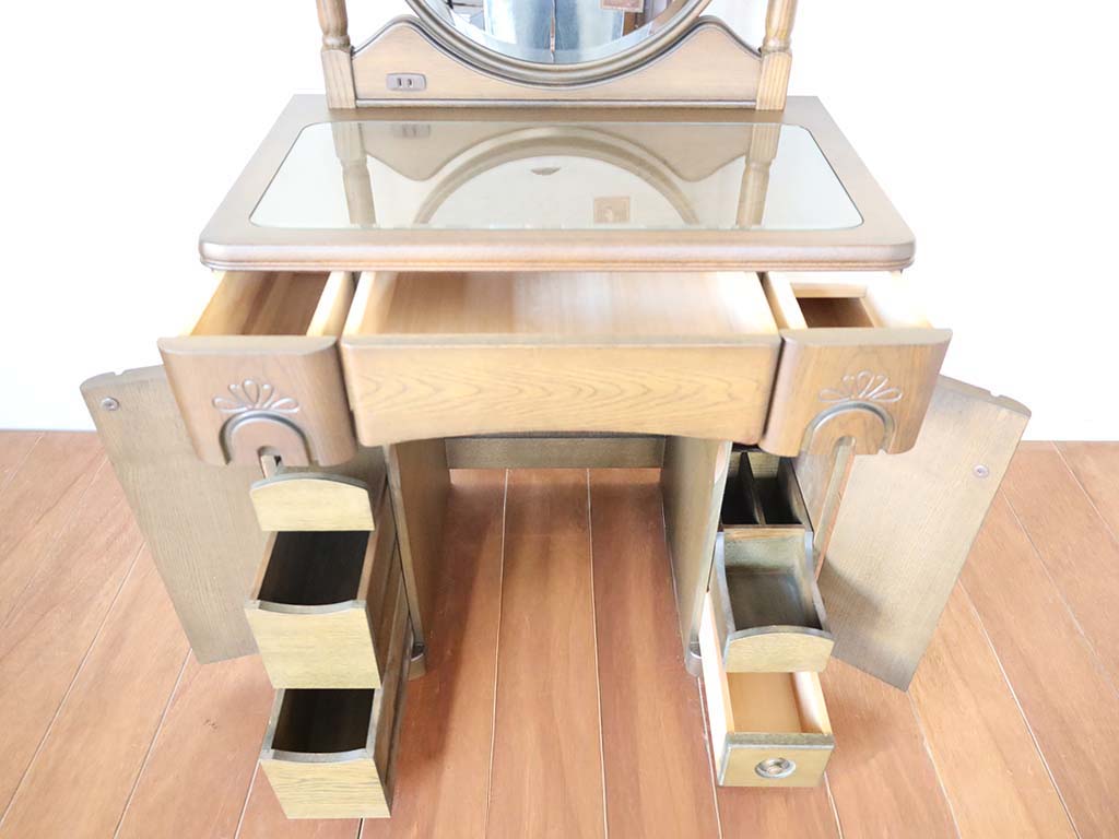 ドレッサーのガタ付きや不具合を調整
