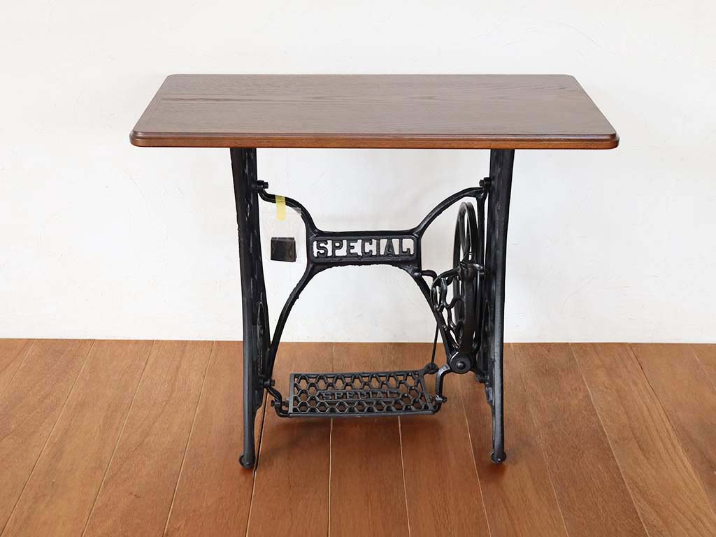 足踏みミシンをリメイクして、コンソールテーブルを製作した
