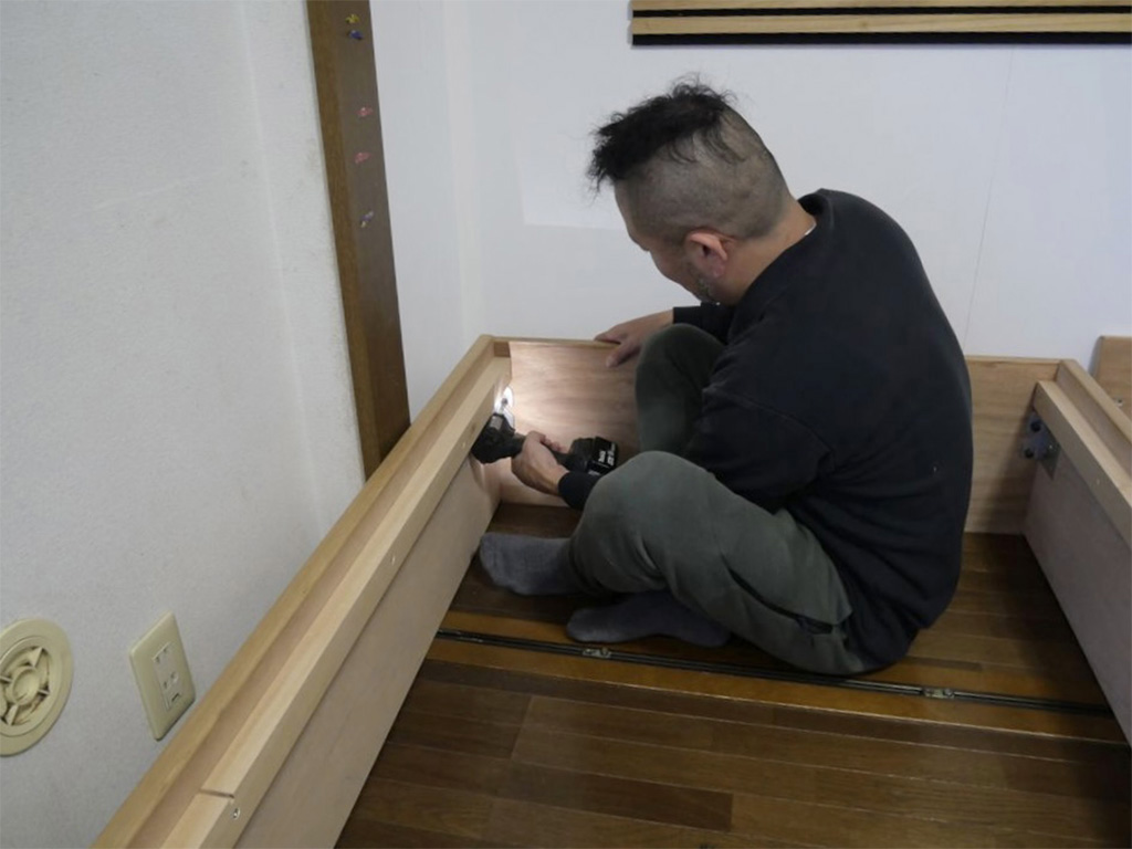 家具作りたいおっさん(代表の阪井)が家具を組み立て
