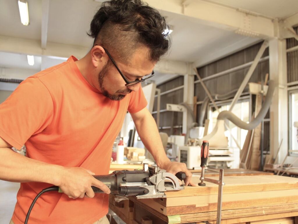 作業中の家具作りたいおっさん