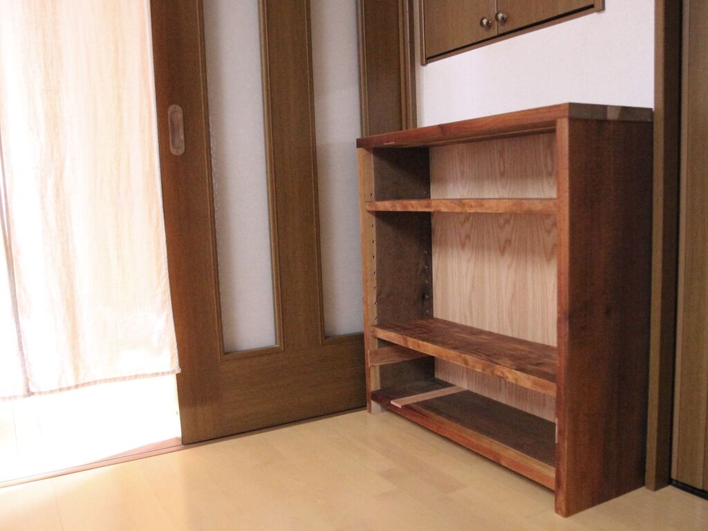 反りがあっても大丈夫。無垢一枚板の和裁用作業板を収納棚にリメイク！のイメージ