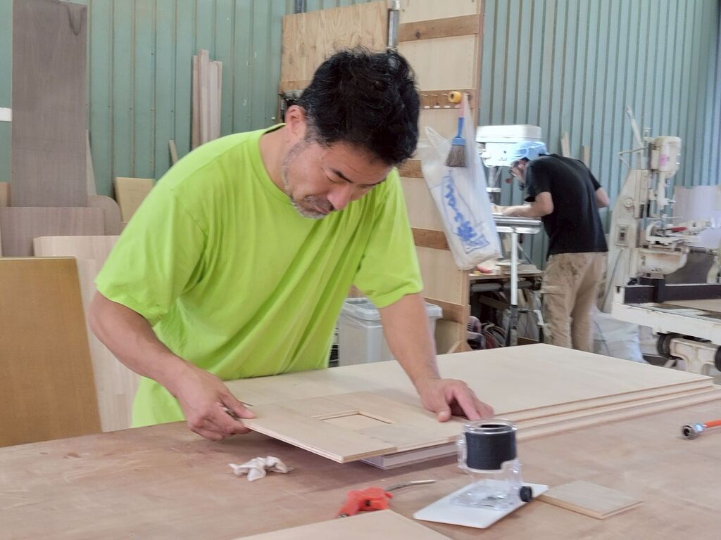淡路島工房で家具の部材を確認する家具作りたいおっさん