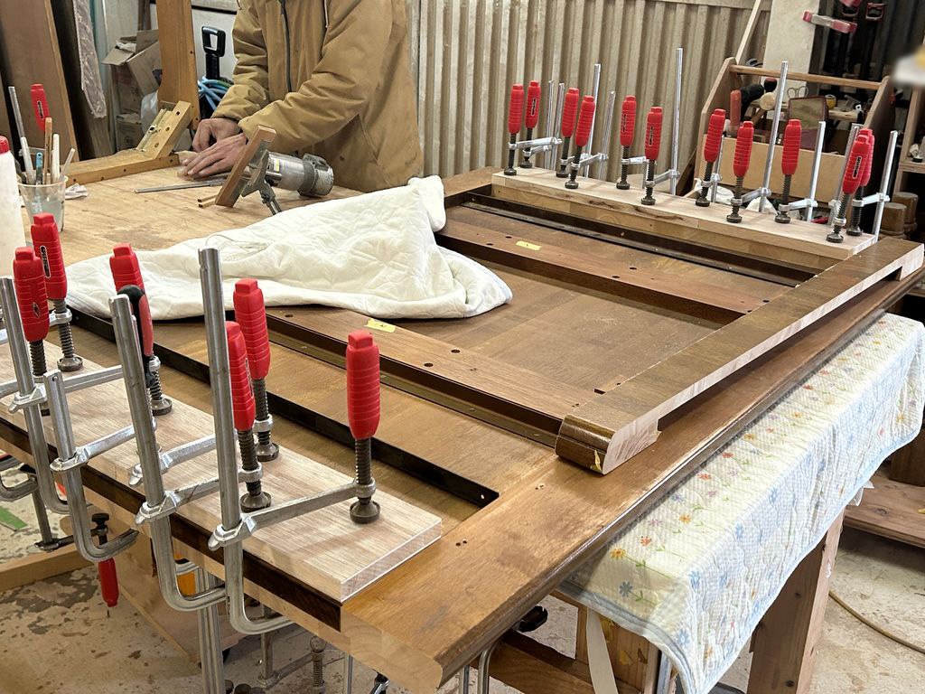 ダイニングテーブルの横幅をリサイズ。工房での作業風景。
