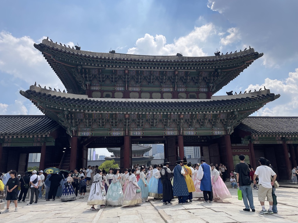//韓国旅行記//風景と見つけた家具。瓦屋根が並ぶ北村韓屋村へ