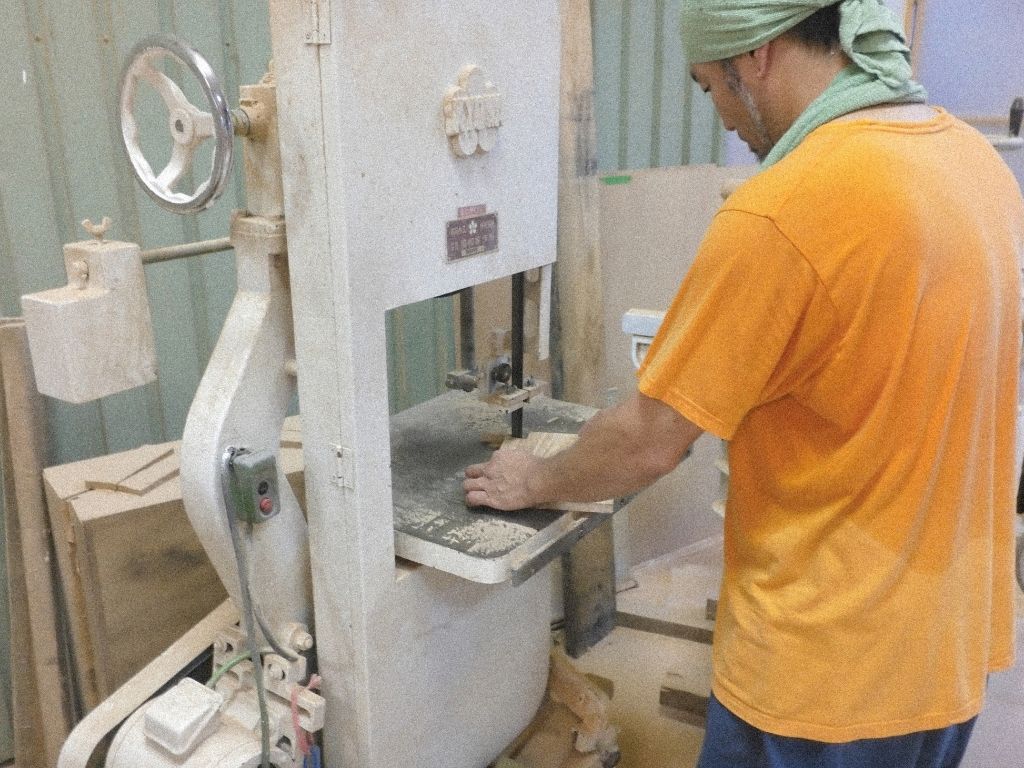 淡路島工房での家具リメイク作業風景