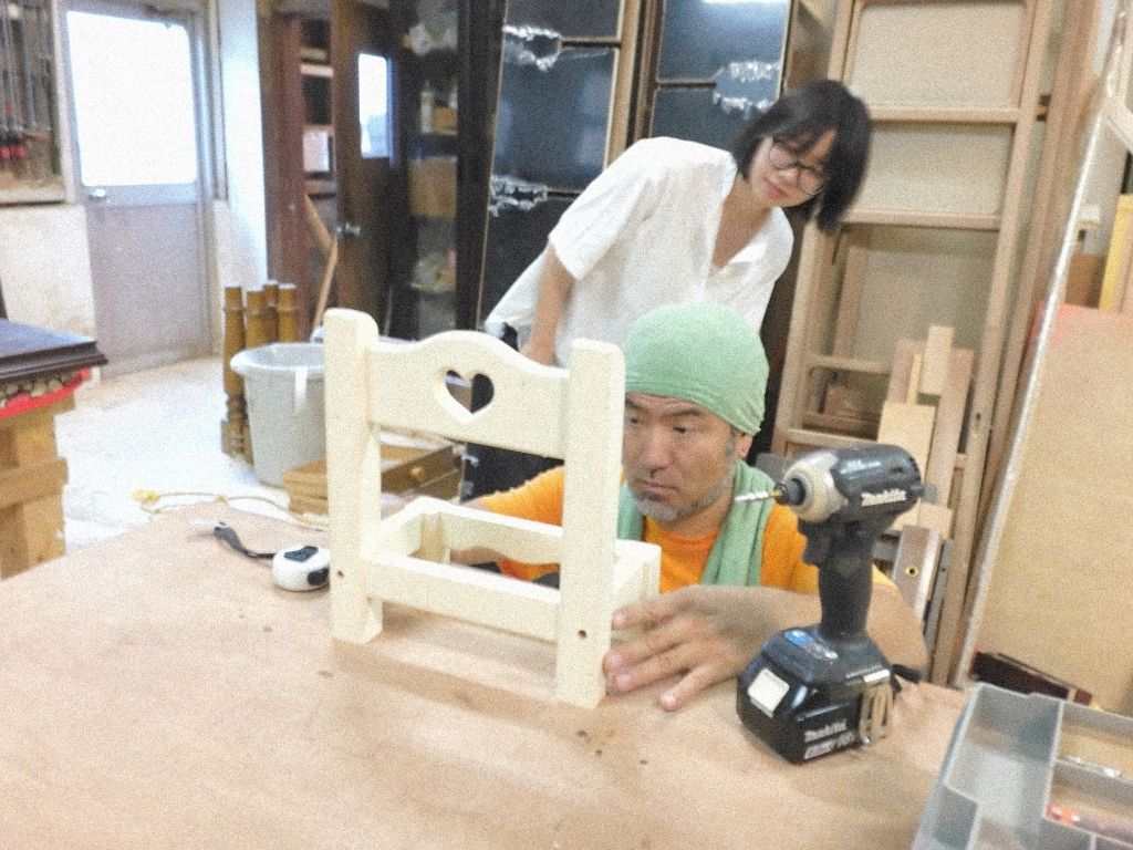 椅子のサイズを調整し、お仏壇にリメイクする様子
